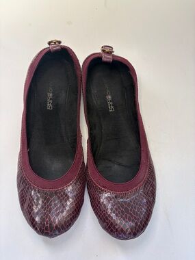 Bandolino Soft Flexible Wine Snake-Print Ballet Flats with Buckle Accent Size 8